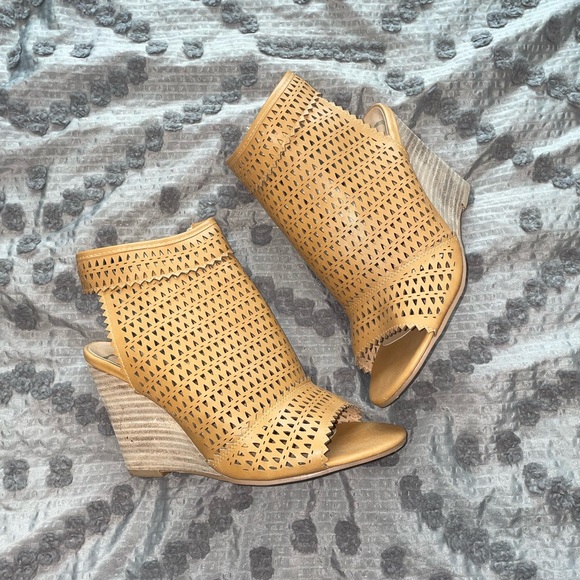 NWOT Wedged Heel, 4-inch wedge heel, open heel & toe, mini triangle cutout - Picture 2 of 6